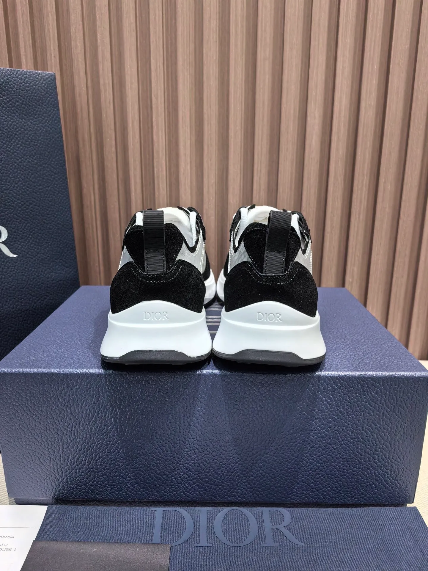Factory price: 440💰 🔍Top purchasing agent🇮🇹 Dior's super-popular sports shoes, popular for street men, are synchronized with the new product counters. The uppers are made of Italian original imported cowhide and matched with D's customized fabrics. It is a must-have for fashionistas. The complex craftsmanship is perfectly reproduced. Imported soft cowhide foot pads, soles: original soles specially provided by the original factory, exclusive movable molded soles are super comfortable, original factory follow-up goods, 🔍🔍high quality, you can enter and exit the counter at will, welcome to compare, code number 38-45 (46 can be customized and cannot be returned or exchanged)